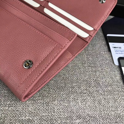 プラダ財布着用イメージ